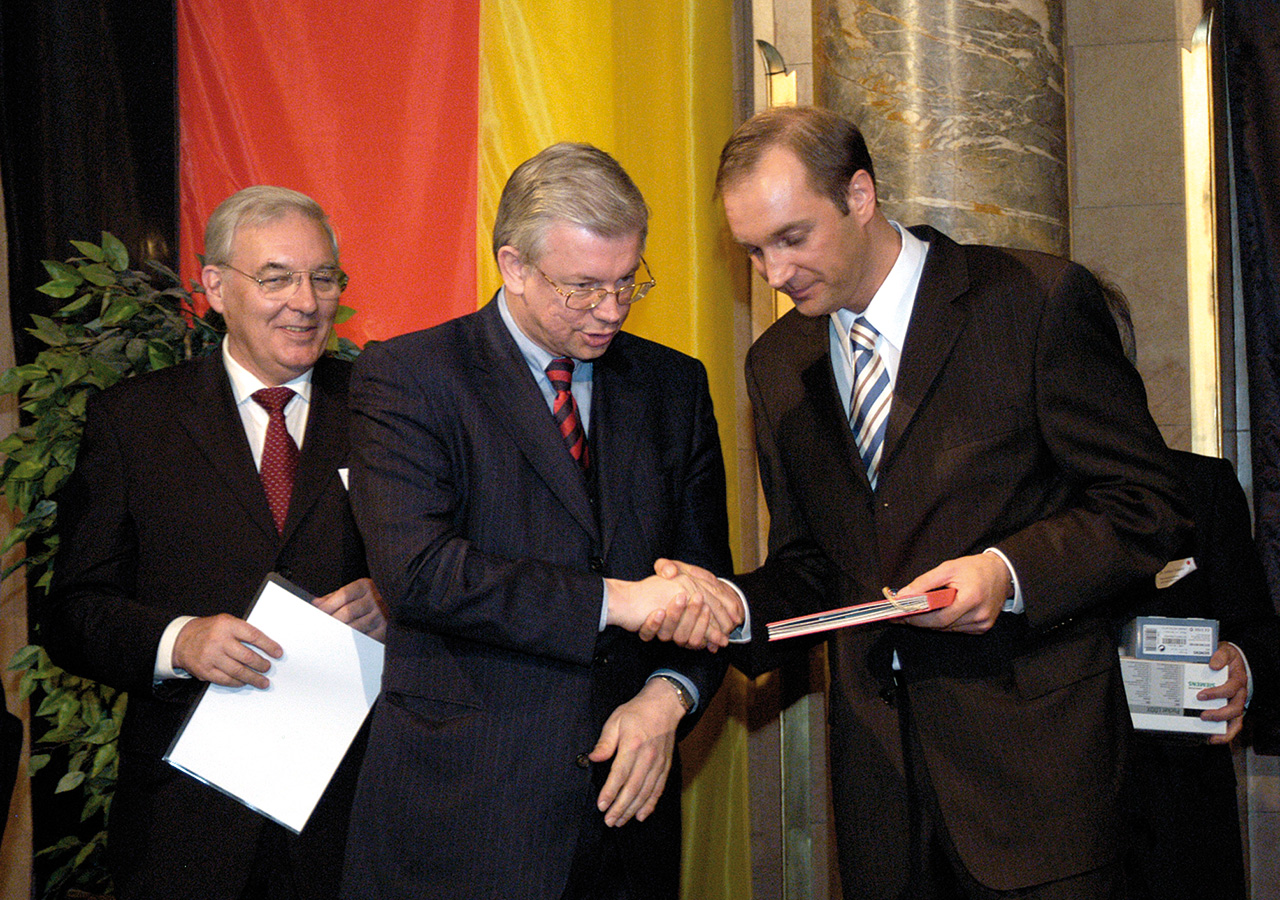 ... dem Marburger Oberbürgermeister a.D. Dietrich Möller und dem früheren hessischen Ministerpräsidenten Roland Koch.(v.l)