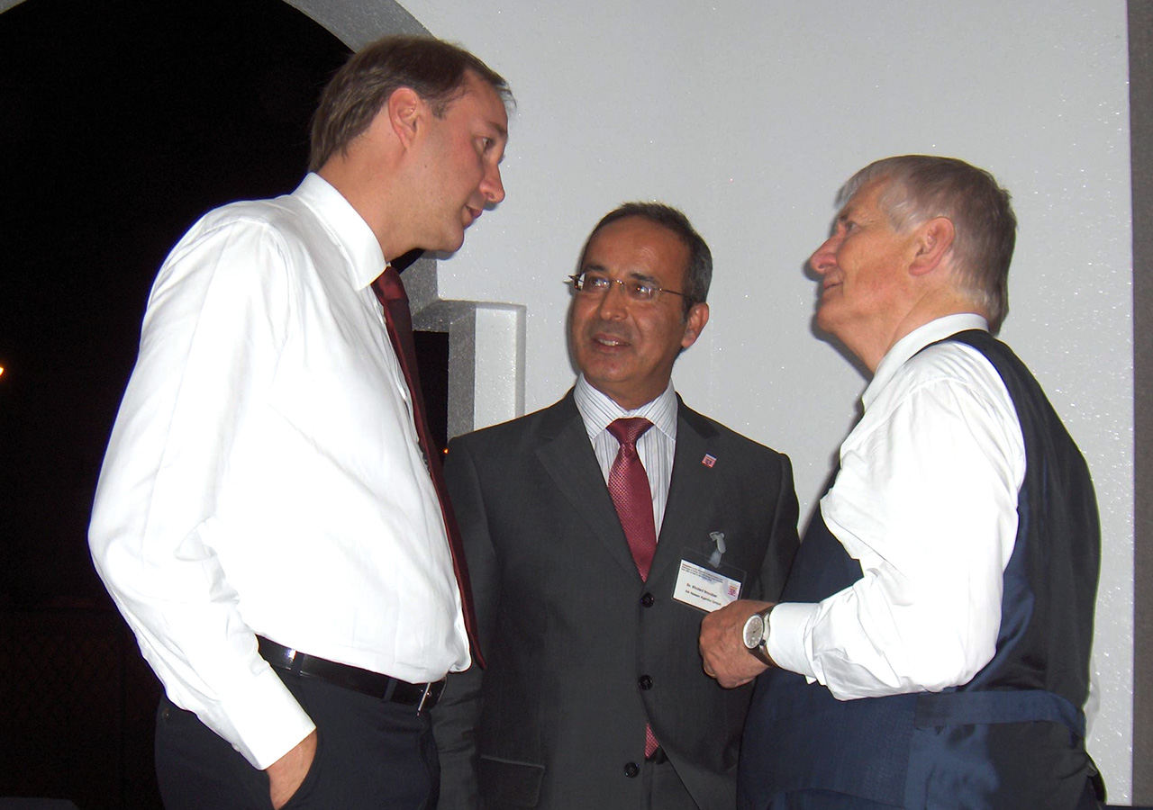 ... mit Dr. Khaled Snouber (Hessen Agentur) sowie Bundesinnenminister a.D. Otto Schily, in Dubai.(v.l.)